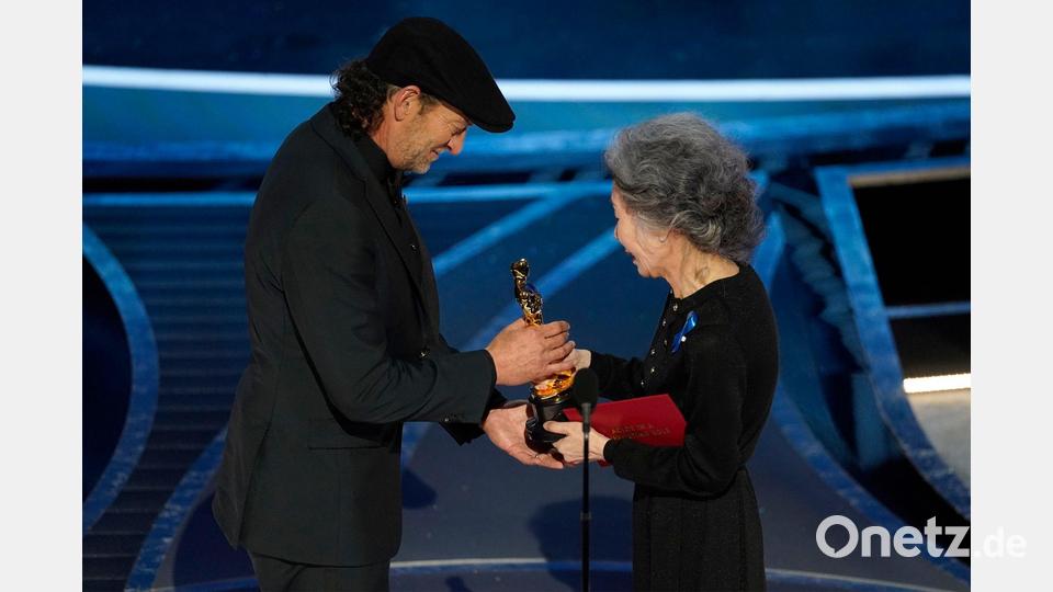 Youn Yuh-jung (r) zeichnet Troy Kotsur mit dem Oscar als bester Nebendarsteller aus. Bild: Chris Pizzello/Invision/AP/dpa