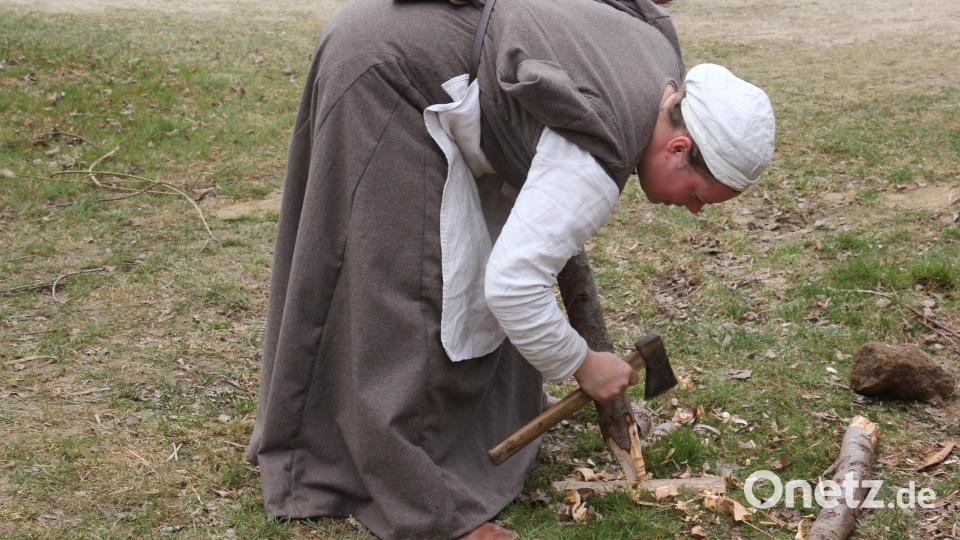 Das Anspitzen eines Pfahles will gelernt sein. Sie beherrscht dies meisterlich. Bild: kro