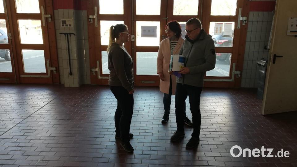 Rita Spranger vom Dorfladen in Irchenrieth kam mit ihrem Mann Markus nach Waldthurn, um eine gut gefüllte Spendenbox an Festdamen-Betreuerin Celine Beierl (links) zu übergeben. Bild: fla