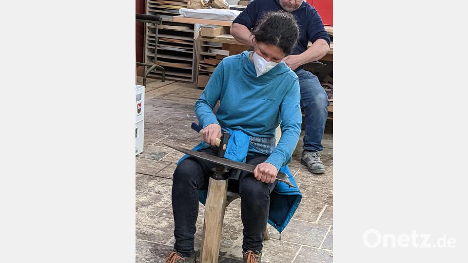 Ingrid beim Dengeln. Die Übung macht die Meisterin. Bild: Verena Bauer/exb