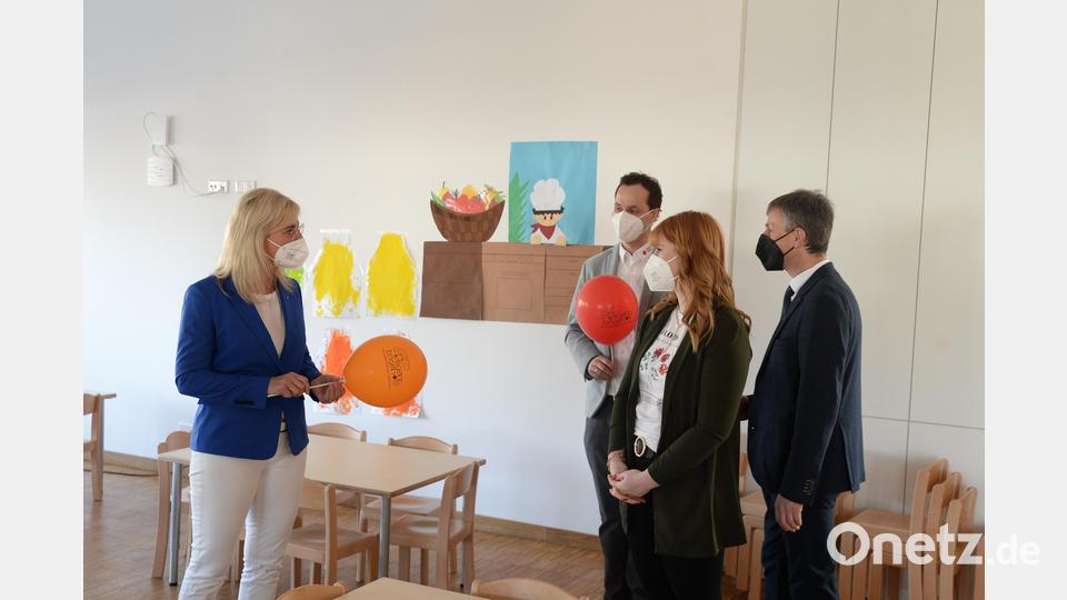 Einblicke in die Kindertagesstätte erhielt Ulrike Scharf von Leiterin Katharina Reiff. Bild: Andreas Brückmann