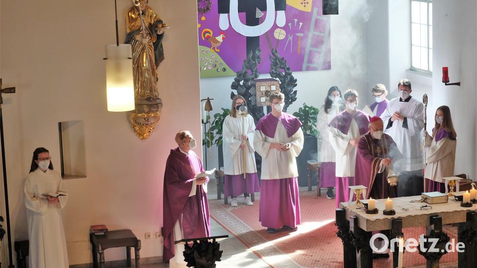 Pontifikalamt mit Bischof Dr. Rudolf Voderholzer, Pfarrer Berthold Heller und Pastoralassistentin Andrea Zeller Bild: wlr