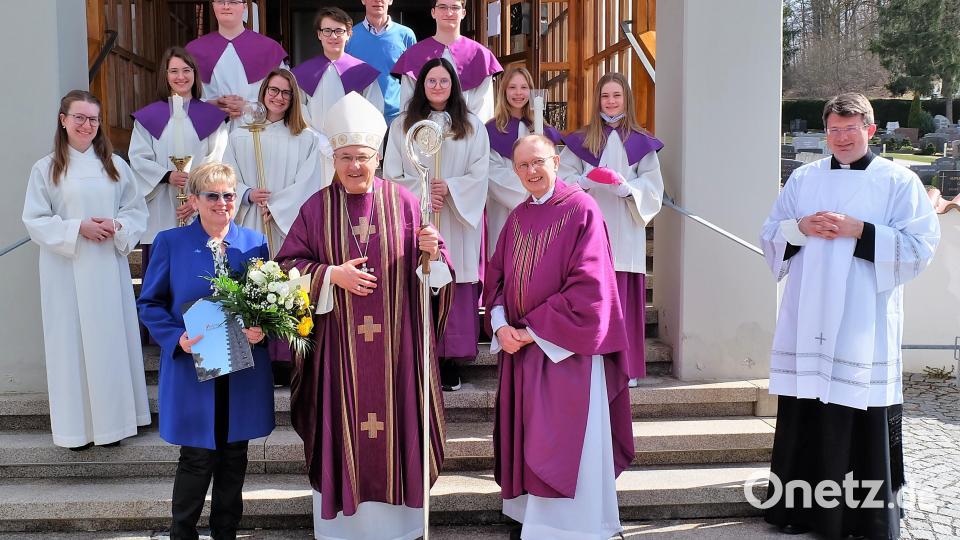 Ein Erinnerungsfoto zum Pastoralbesuch von Bischof. Rudolf Voderholzer nach dem zweiten Gottesdienst, vor der St. Nikolauskirche. Bild: wlr