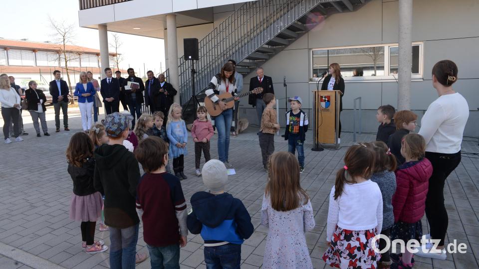 Bei der Einweihungsfeier für ihre neue Regenbogen-Kita singen die Mädchen und Buben zur Begrüßung einige Lieder. Bild: Andreas Brückmann