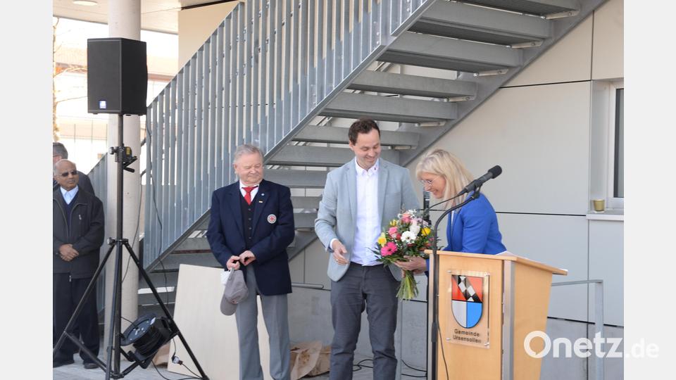 Blumen für die Staatsministerin, überreicht durch BRK Geschäftsführer Sebastian Schaller und Vorstand Gerd Geismann. Bild: Andreas Brückmann