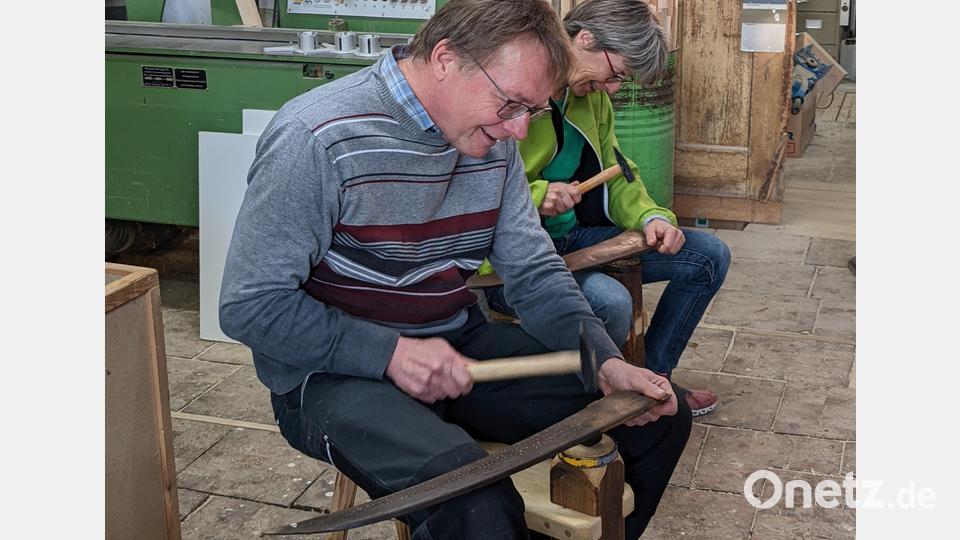 Gerhard und Susann. beim Dengeln. Es braucht Geduld, bis das Blatt scharf ist. Bild: Verena Bauer/exb