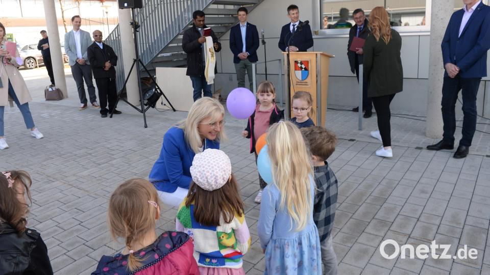 Mit der Staatsministerin auf Augenhöhe: Ulrike Scharf (links) geht vor den Kindern in die Knie. Bild: Andreas Brückmann