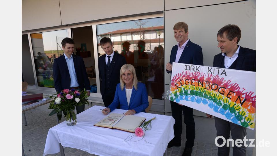 Die Staatsministerin beim Eintrag in das Goldene Buch der Gemeinde Ursensollen. Mit dabei für die Gemeinde Ursensollen Achim Kuchenbecker und Albert Geitner, Michael Rieschke für den Landkreis sowie der Architekt Peter Mederer. Bild: Andreas Brückmann