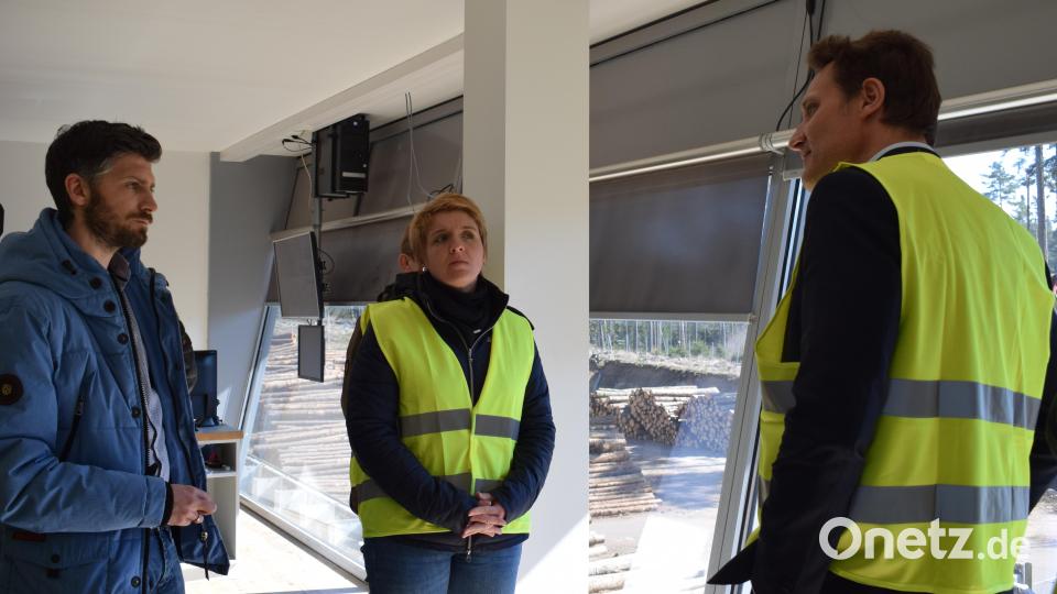 Eine Abordnung der Grünen mit Landtagsabgeordneter Anna Schwamberger und dem Fraktionsvorsitzenden der Grünen im Landtag, Ludwig Hartmann, besuchten zum Infogespräch die Ziegler-Group. Anschließend gab es eine Betriebsbesichtigung. Bild: szl