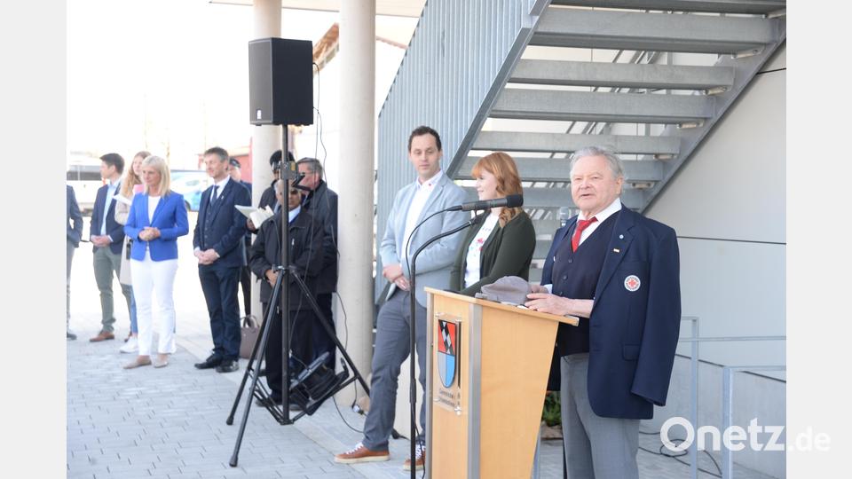 BRK Vorsitzendem Gerd Geismann bei seinen Grußworten zusammen mit Leiterin Katharina Reiff und BRK Geschäftsführer Sebastian Schaller. Bild: Andreas Brückmann