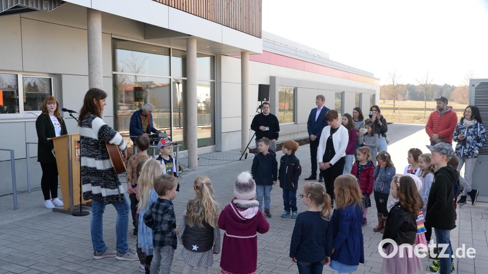 Natürlich durfte eine Liederaufführung der Kindergartenkinder zur Begrüßung nicht fehlen. Bild: Andreas Brückmann