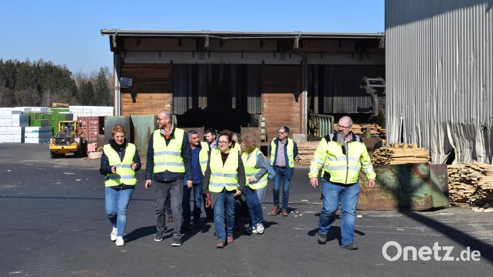 Eine Abordnung der Grünen mit Anna Schwamberger (links) war zum Infogespräch bei der Ziegler-Group in Betzenmühle. Anschließend gab es eine Führung über das Betriebsgelände. Bild: szl
