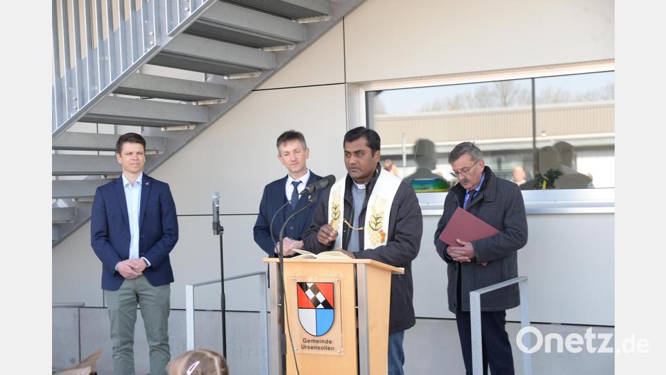 Der kirchliche Segen wurde bei der Einweihungsfeier ebenfalls durch die Geistlichen der Pfarreien Hohenkemnath, Hausen, Ursensollen und Illschwang ausgesprochen. Bild: Andreas Brückmann