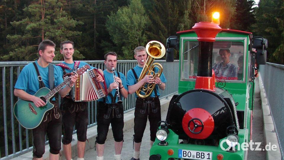 2003 erinnerten engagierte, heimatinteressierte Ursensollener Bürger an das 100-jährige Jubiläum der Eröffnung der Lokalbahn Amberg-Lauterhofen. Erstmals fuhr damals wieder eine „Eisenbahn“ über die beliebte Hoibruck. Archivbild:  Franz Mädler/Archiv Josef Schmaußer