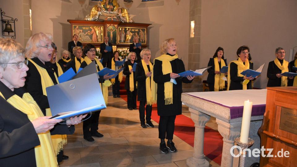 Die Kirchenchorgemeinschaft mit Sängerinnen und Sängern aus Mitterteich, Konnersreuth und Leonberg. begeisterten mit ihrem Gesang. Bild: jr