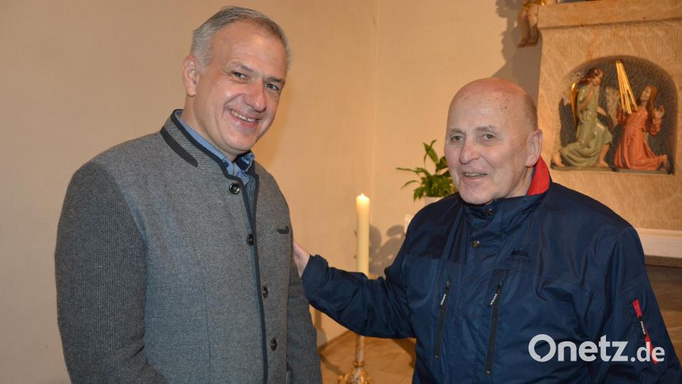 Große Wiedersehensfreude bei Pater Max Hofinger (rechts) und Landrat Roland Grillmeier. Bild: jr