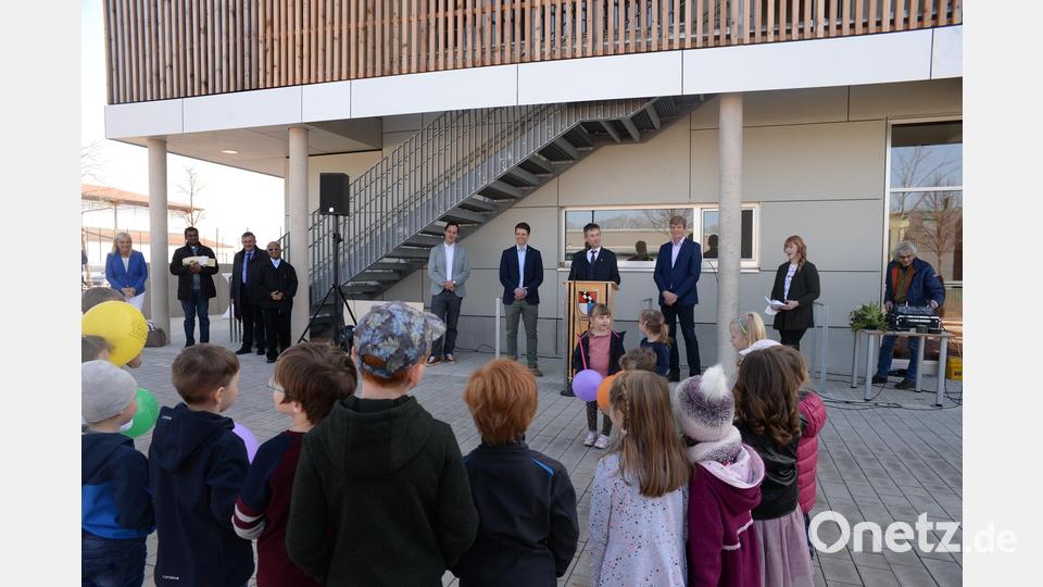 Ursensollens Bürgermeister Albert Geitner freute sich zusammen mit den Kindern über ihre neue Tagesstätte in der Gemeinde. Bild: Andreas Brückmann