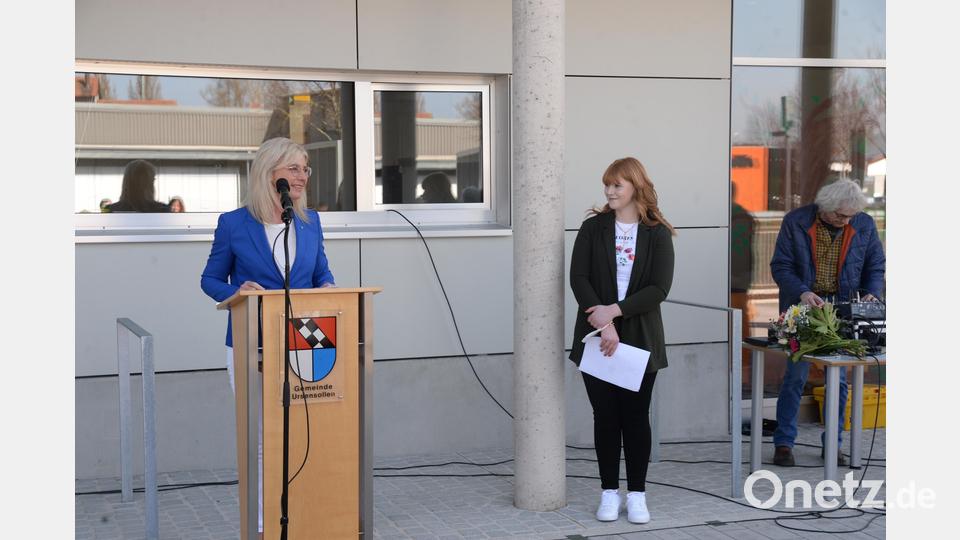 „Liebe Frau Reiff, dies ist natürlich ihr Kindergarten. Aber da dies heute auch mein erster Kindergarten ist, den ich mit Einweihen darf, ist er für mich auch etwas mein Kindergarten“ so Scharf. Bild: Andreas Brückmann