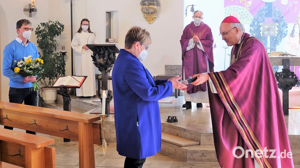 Ganz gerührt war Maria Smola, als sie durch den Bischof Rudolf Voderholzer für ihre 40-jähriges Engagement im Pfarrgemeinderat mit einer Medaille, einer Urkunde und einem Regensburger Rosenkranz geehrt und beschenkt wurde. Pfarrgemeinderatssprecher Jörg Frenzel zusätzlich einen Blumenstrauß. Bild: wlr