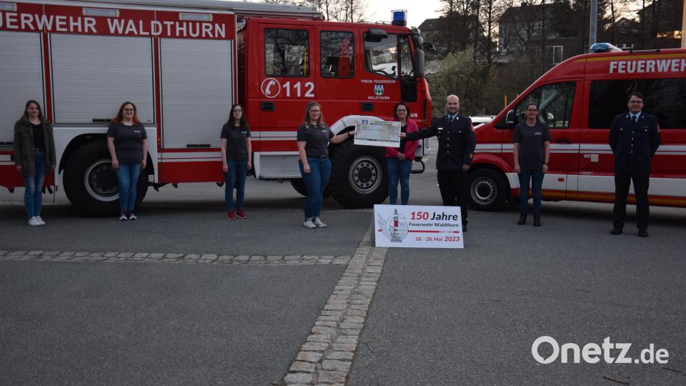 Gemeinsam mit Rita Spranger (hinter dem Scheck) übergab Celine Beierl den Scheck über 3000 Euro an Kreisbrandrat Marco Saller. Bei der Übergabe mit dabei waren Vorsitzender Andreas Troidl und Festdamen-Betreuerin Ramona Arlt (von rechts) sowie die Festdamen Sophia Mäckl, Anna-Marie Holfelner und Betreuerin Katharina Bäumler (von links) Bild: fla
