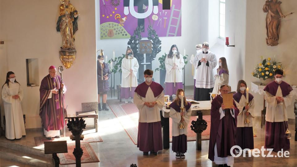 Pontifikalamt mit Bischof Dr. Rudolf Voderholzer, Pfarrer Berthold Heller und Pastoralassistentin Andrea Zeller. Bild: wlr