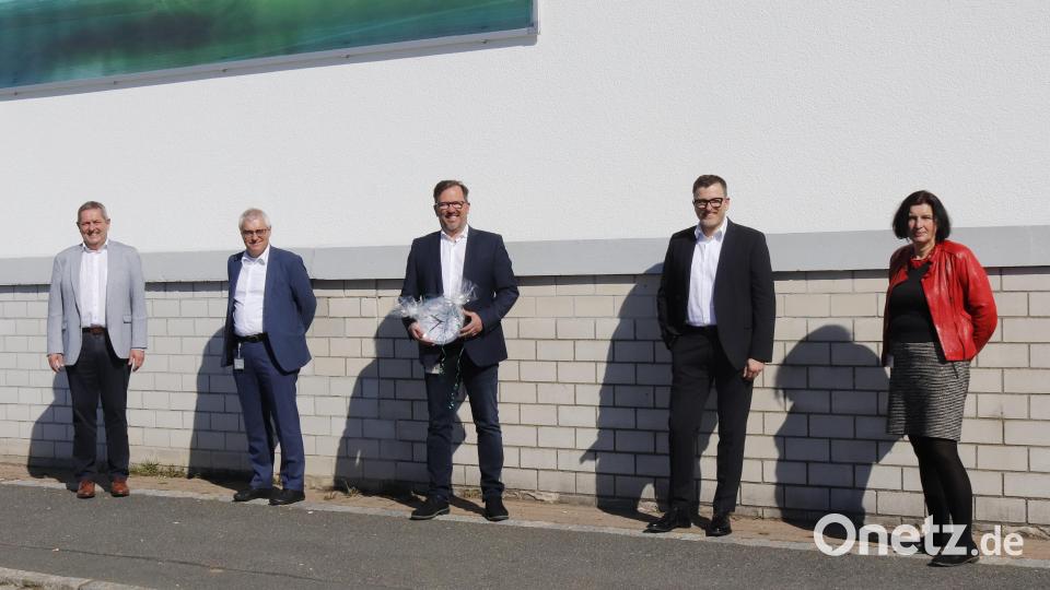 Über die Eröffnung des neuen Ausbildungszentrums von ZF in Auerbach freuen sich (von links) Bürgermeister Joachim Neuß, Frank Iwer (Personalleiter Deutschland), Markus Dörig (Ausbildungsleiter Standort Auerbach), Jirko Sporer (Leiter Portfolio Hybridelektronik) und Ingrid Doischer (Personalleiterin Standort Auerbach). Bild: mfh