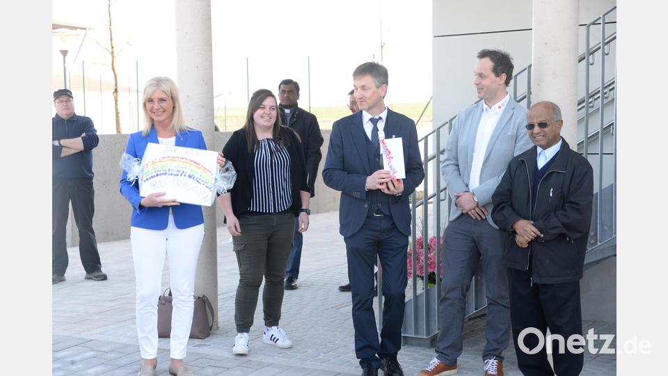 Ein von den Kindergartenkindern gemaltes Bild erhielt Ulrike Scharf als Erinnerung. Bild: Andreas Brückmann