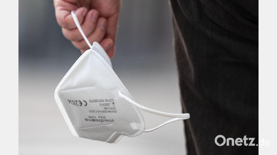 Von Sonntag an fällt in vielen Bereichen Bayerns die Maskenpflicht. Demjenigen, der sich weiterhin schützen möchte, empfiehlt Gesundheitsamtsleiter Dr. Thomas Holtmeier definitiv das Tragen einer Maske, am besten einer FFP-2-Maske. Bild: Marijan Murat/dpa