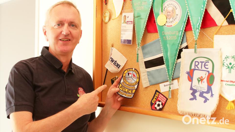 Ehrenplatz für ein besonderes Emblem der Polizei von Newton (North Carolina/USA): Thomas Fritsch, Leiter der Förderstätte am Heilpädagogischen Zentrum (HPZ) Irchenrieth, und Vorsitzender des Vereins „HPZ RehaSport e. V.“ vor dem Schaukasten mit den vielen Mitbringsel von den Special Olympics World Games. Bild: exb