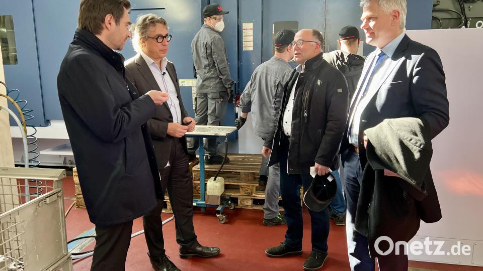 595°-Geschäftsführer Achim Sach (Zweiter von links) im Gespräch mit CSU-Abgeeordneten Stephan Oetzinger (links), dem stellvertretenden Landrat Albert Nickl und Bürgermeister Thomas Meiler (rechts). Im Hintergrund die neue Thixomolding-Maschine aus Japan, an der die ersten Mitarbeiter angelernt werden. Bild: Eichl