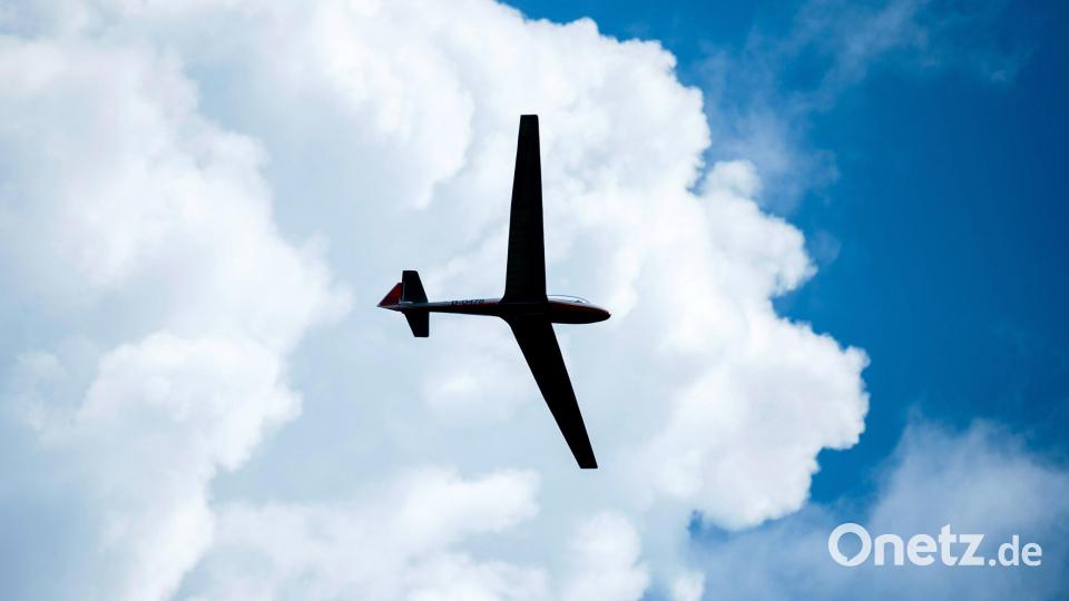 Ein Segelflugzeug schwebt am Himmel. Die Luftsportgruppe Amberg sucht Nachwuchs und hat sich eine besondere Aktion überlegt. Bild: Hauke-Christian Dittrich /dpa