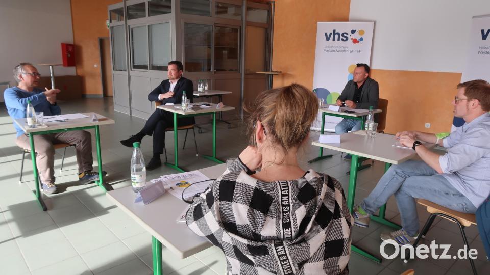 Die Volkshochschule hofft auf Unterstützung aus Berlin. Ziel ist es, dass in ihren Unterrichtsräumen weiterhin Integrationskurse stattfinden, statt Krisengespräche wie das mit Bundestagsabgeordnetem Uli Grötsch (Zweiter von links). Bild: Kunz
