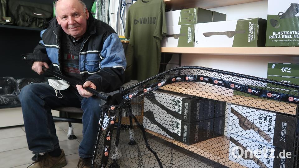 Werner Blenz (75) teilt die Leidenschaft zum Angeln seines Vaters Arno, der 1948 einen Schreibwarenladen und ein Angelfachgeschäft in Weiden eröffnete. Bild: Kunz