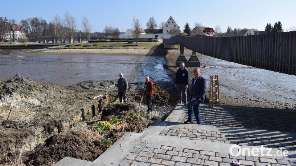 Stückweise wird das Flussbett im Stadtteich aufgegraben, das Kabel und die Leerrohre etappenweise eingesetzt. Im Bild: (von rechts) Bürgermeister Franz Stahl, Norman Langenhan vom Fischereiverein Stiftland, Vinzenz Rahn vom Förderverein Fischhofpark und Karl Schwägerl von den Stadtwerken Tirschenreuth. Bild: szl