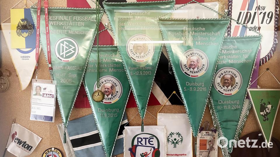 Wimpel, Plaketten und sogar eine Presse-Akkreditierung sind im Schaukasten in der HPZ-Förderstätte in Irchenrieth zu sehen. Bild: exb