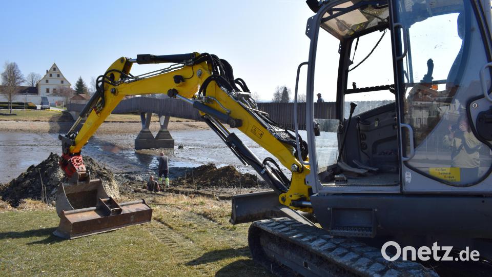 Zum ersten Mal seit der Flutung 2011 wurde der Stadtteich vergangene Woche abgelassen. Diese Woche verlegen die Stadtwerke etwa einen Meter unter dem Flussbett ein Niederspannungskabel sowie vier Leerrohre. Bild: szl