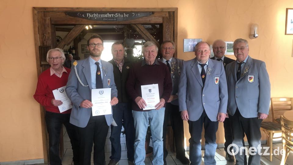 Die besonders geehrten Mitglieder: Von links Ehrenmitglied Franz Becker, Gregor Köstler (Verdienstkreuz II. Klasse), Rudi Sporrer (Böllerschützenabzeichen in Bronze), Vorsitzender Meinhard Köstler, Ehrenmitglied Edmund Becker, Werner Plonner (Verdienstkreuz II. Klasse), Kreisvorsitzender Ferdinand Lienerth und Helmut Dimmling (Böllerschützenabzeichen in Bronze). Bild: Meinhard Köstler/exb