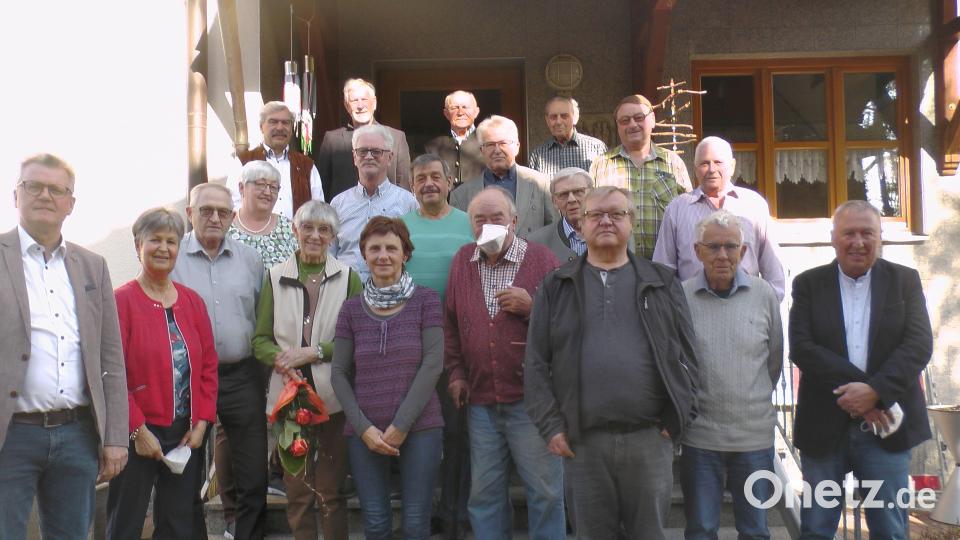 Die Geehrten der Siedlergemeinschaft Rosenberg mit dem Bezirksvorsitzenden des Verbands Wohneigentum, Reinhard Ott (hinterste Reihe, links). Bild: Werner Singer/exb