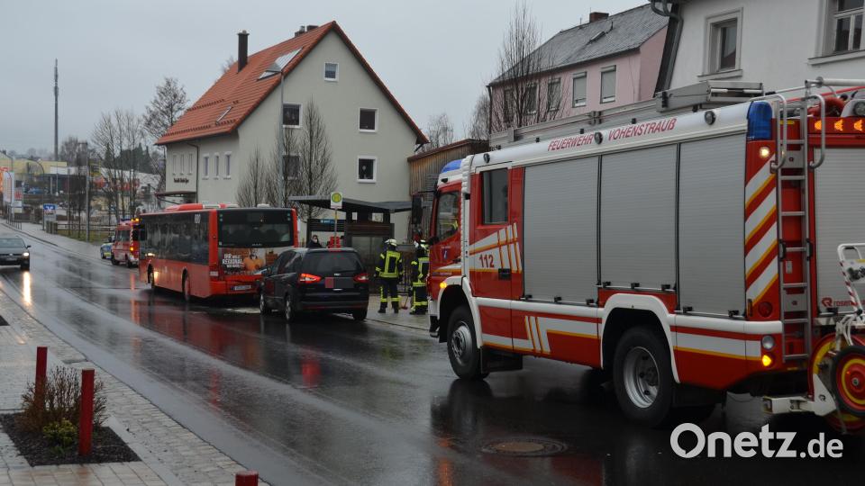 In der Bahnhofstraße in Vohenstrauß krachte ein Ford-Van auf einen stehenden Linienbus. Verletzt wurde niemand. Bild: dob
