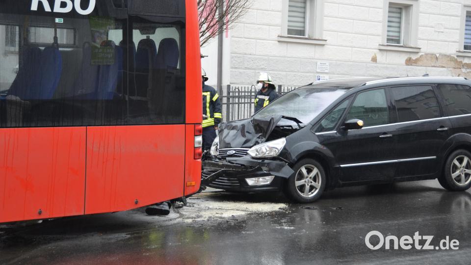 In der Bahnhofstraße krachte ein Ford-Van in einen stehenden Linienbus. Verletzt wurde niemand. Bild: dob