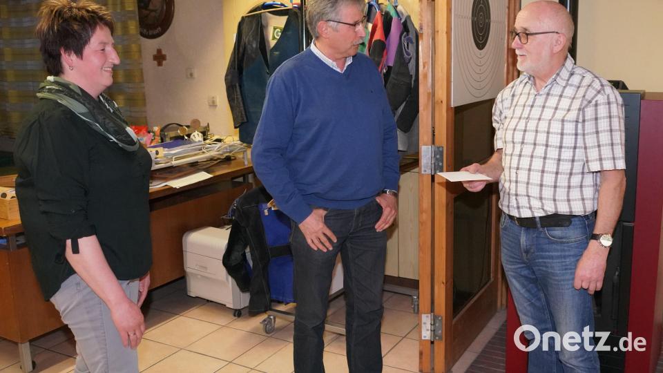 Bayerntreu-Schützenmeister Bernd Bodensteiner (rechts) ist sichtlich von der 500-Euro-Spende der Lennesriether Dorfgemeinschaft überrascht, die Gertraud Götz und Dorfsprecher Werner Ertl übergaben. Bild: fvo