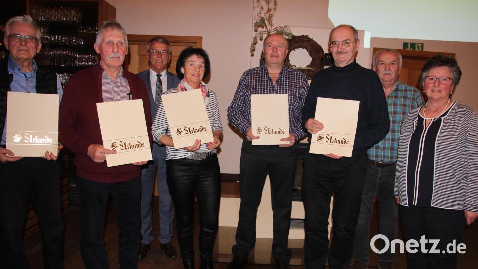 Langjährige und verdiente Mitglieder wurden in der Jahreshauptversammlung des Obst- und Gartenbauvereins ausgezeichnet. Unser Bild zeigt (von links) Hans-Werner Schmid, Albert Wolfrum, Bürgermeister Franz Stahl, Elfriede Flauger, Ernst Riedl, Gerhard Gradl, der zum Ehrenvorstand ernannt wurde, Rudi Zettl und Vorsitzende Gabriele Laubert. Bild: kro