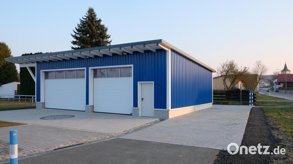 In den Vereinsfarben leuchtet das neue FC-Nebengebäude. Im Jahr 2022 plant der Club die Errichtung einer LED-Flutlichtanlage und Sanierungsarbeiten im und rund um das FC-Sportheim Bild: do