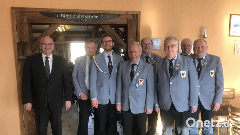Bürgermeister Klaus Meyer (von links) zusammen mit dem Führungsgremium – Vorsitzender Meinhard Köstler, Schriftführer Gregor Köstler, Reservistensprecher Artur Kursawe, Kassier Willi Maier, Kassenrevisor Helmut Dimmling, Kreisvorsitzender Ferdinand Lienerth und stellvertretender Vorsitzender Werner Plonner. Bild: Meinhard Köstler/exb