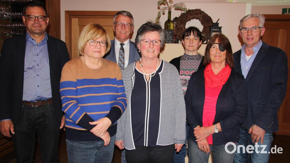 Das neu gewählte Vorstandsteam, des Obst- und Gartenbauvereins Tirschenreuth (von links): Kreisfachberater Harald Schlöger, Christa Scherbaum, Bürgermeister Franz Stahl, Gabriele Laubert, Renate Faltenbacher, Elfriede Reisnecker und Bernhard Laubert. Bild: kro