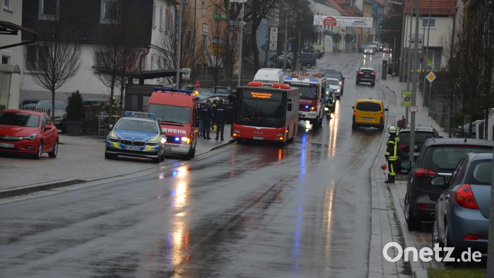 Kurzzeitig kam aus am Donnerstag in der Bahnhofstraße zu Verkehrsbehinderungen an der Bushaltestelle. Ein Ford-Van war auf den stehenden Linienbus gekracht. Bild: dob