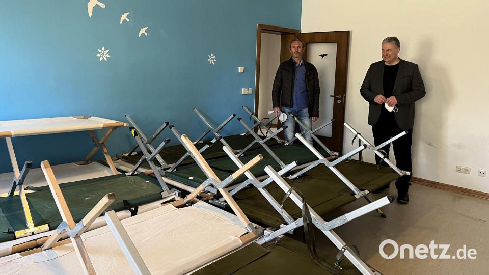 Landrat Richard Reisinger (rechts) und Georg Jobst, der Leiter des Sozialamts am Landratsamt Amberg-Sulzbach, inspizieren Feldbetten in der Notunterkunft in Auerbach. Archivbild: Christine Hollederer