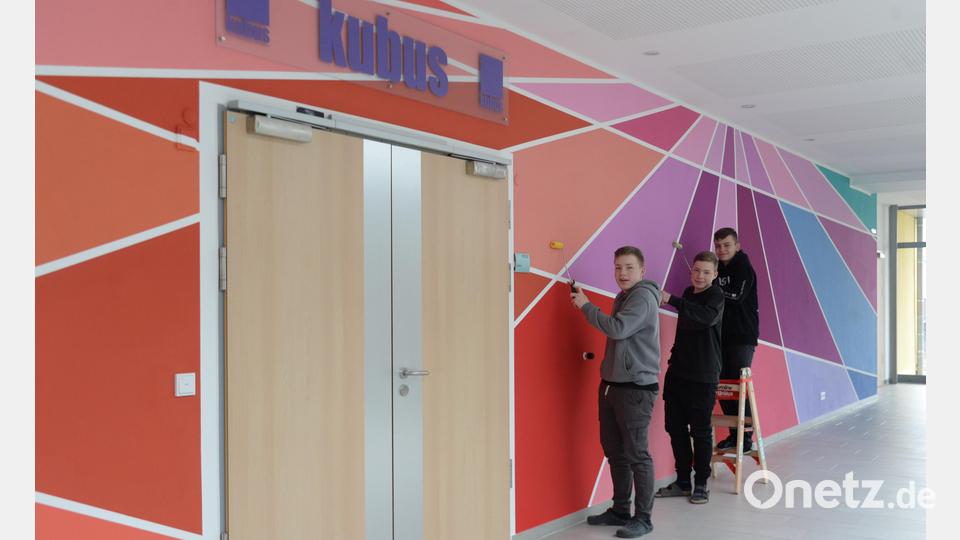 Die Schüler David, Lukas und Julian gestalten zusammen mit dem Malerbetrieb Fieber den Kubus im Atrium der Mittelschule Ursensollen. Bild: Andreas Brückmann