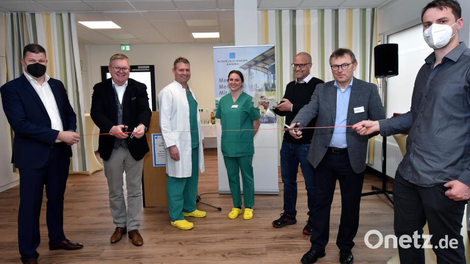 Bei der Einweihung des Ambulanten OP-Zentrums in Amberg: (von links) Markus Quast (Firma Alho), OB Michael Cerny, Dr. Timo Schmidt, Tanja Obermeier, Andreas Eckl, Manfred Wendl und Felix Schumacher (Alho). Bild: Stephan Huber