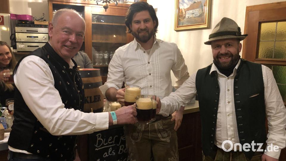 Ein Prost auf den HKV Köfering. Bürgermeister Richard Strehl, Max Winkler und Josef Vogl (von links) eröffneten nach zwei Jahren Pause wieder das Köferinger Bockbierfest. Bild: brü